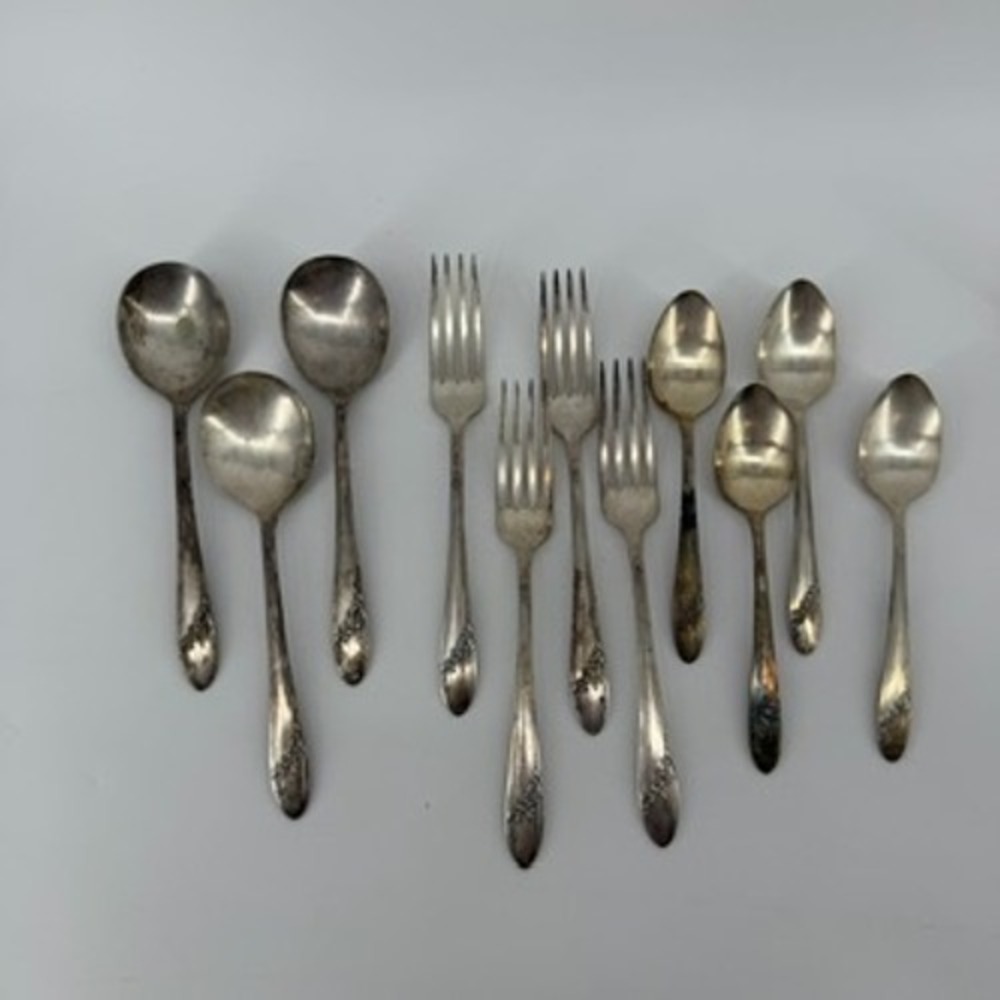 Oneida Community Tudor‎ Silverplate Queen Bess II Flatware Set 11pc Floral 1946